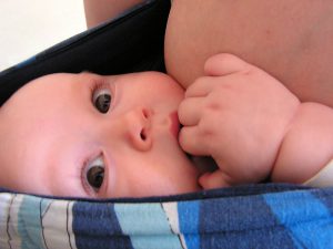 кормить грудью в слинге акев